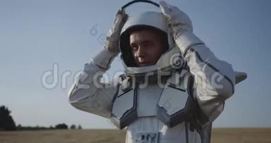 宇航员在火星上打<strong>开头</strong>盔
